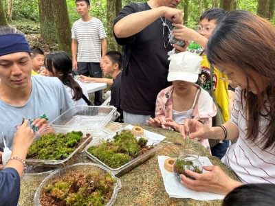 圖3、親子攜手做微景觀瓶 (林業保育署新竹分署提供